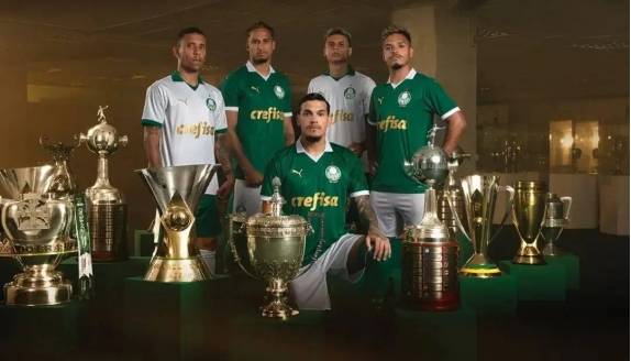 包含帕尔梅拉斯替补席深度成优势，冲击世俱杯冠军的词条