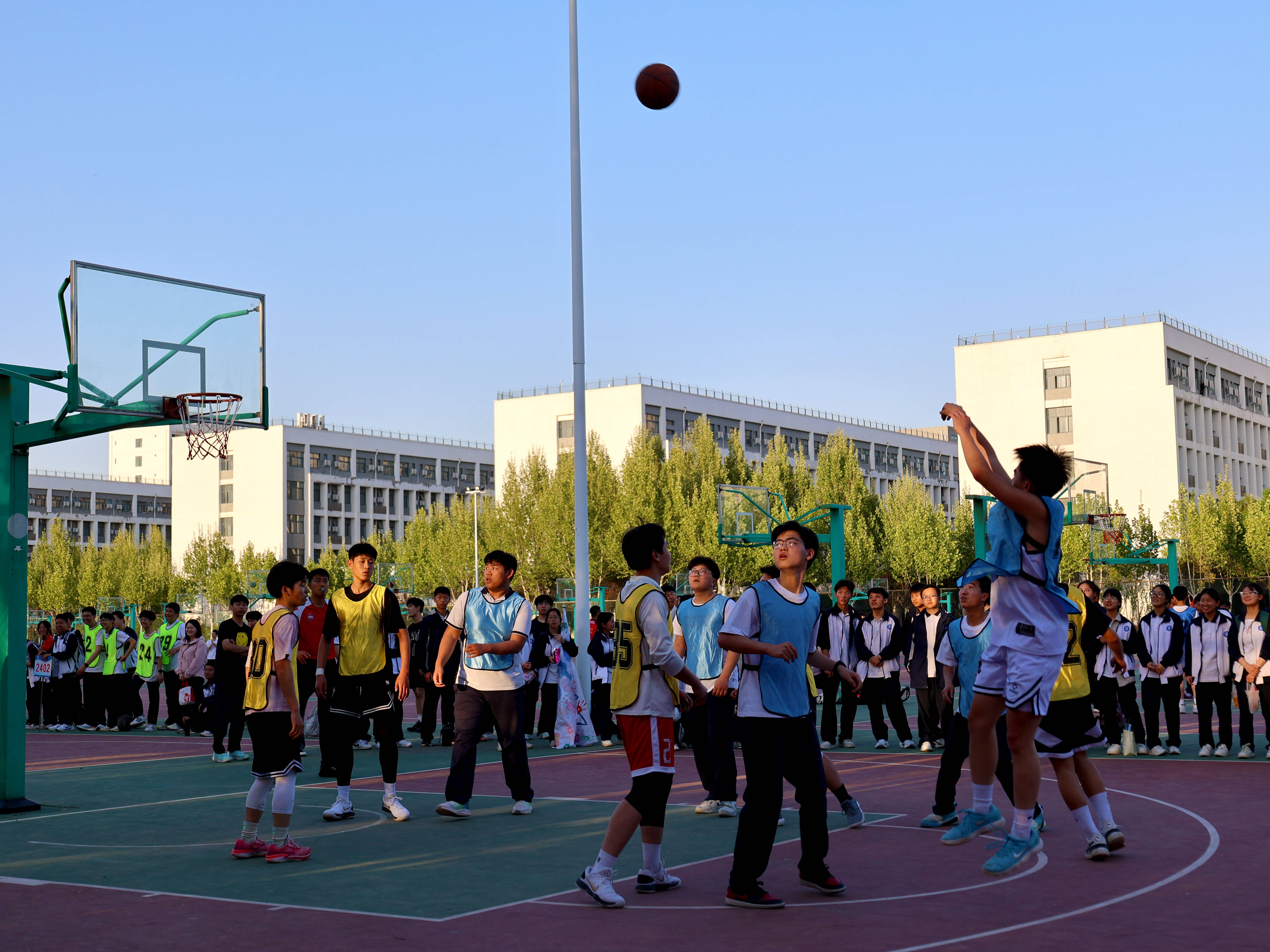 篮球联赛为不同国家运动员提供交流机会