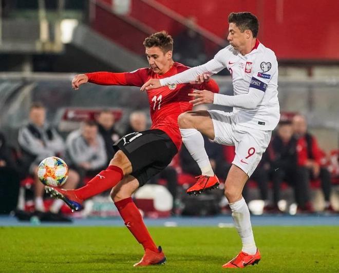 关于欧预赛比拼：胜利队伍庆祝胜利！的信息