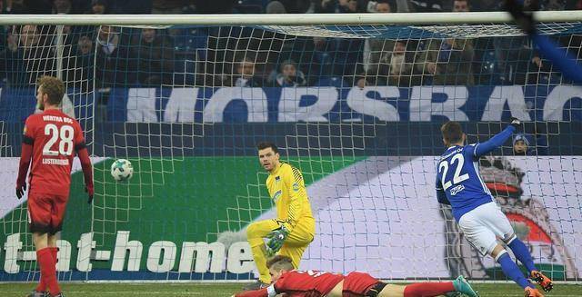 包含柏林赫塔主场不敌对手遭遇失利的词条