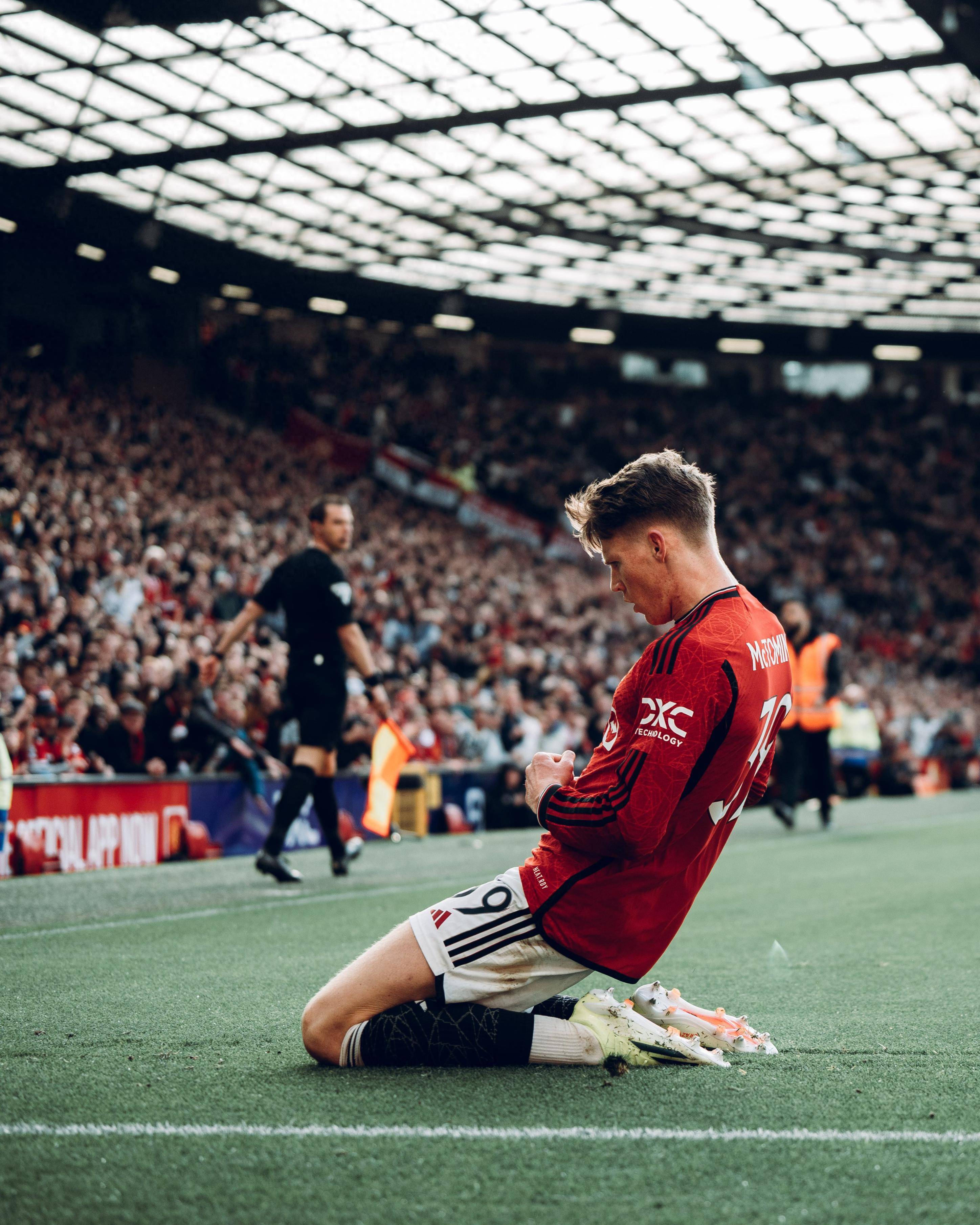 曼联神勇，逆转取胜晋级欧洲足球锦标赛的简单介绍