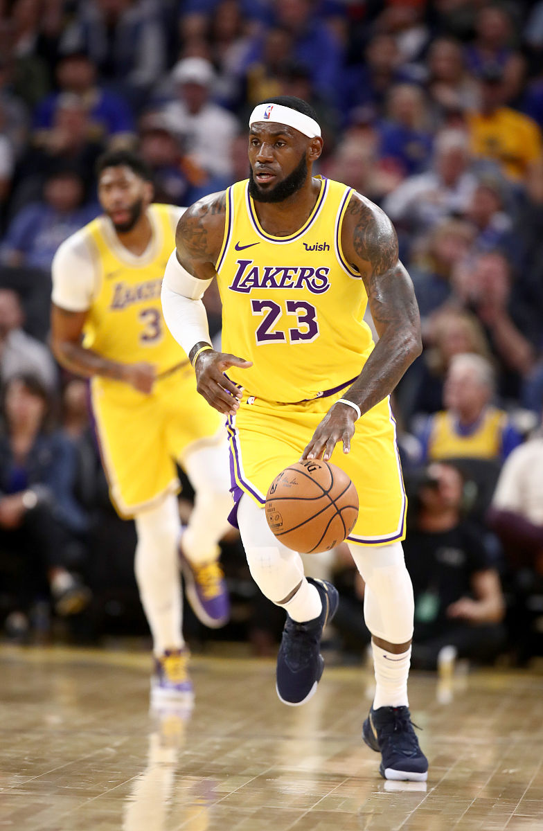 湖人狂胜开拓者！詹姆斯豪取三双战胜对手